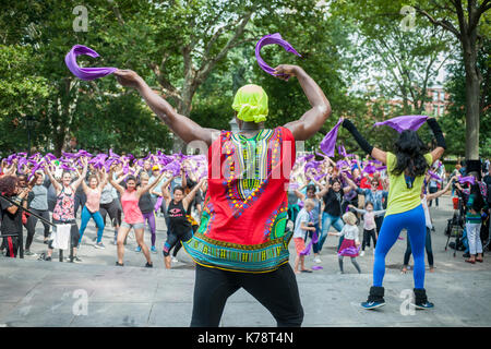 Sportler nehmen an einem Garjana Dance Workout in den Washington Square Park in New York am Donnerstag, 14. September 2017. Das Workout feierten das Ende des Lebensmittel Gipfel, auf dem die Probleme der Global Food Abfall angefahren. Garjana verwendet 'Bollywood'-Stil tanzen bewegt sich in Ihr Training. (© Richard B. Levine) Stockfoto