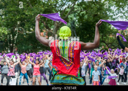 Sportler nehmen an einem Garjana Dance Workout in den Washington Square Park in New York am Donnerstag, 14. September 2017. Das Workout feierten das Ende des Lebensmittel Gipfel, auf dem die Probleme der Global Food Abfall angefahren. Garjana verwendet 'Bollywood'-Stil tanzen bewegt sich in Ihr Training. (© Richard B. Levine) Stockfoto