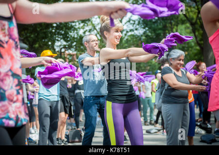 Sportler nehmen an einem Garjana Dance Workout in den Washington Square Park in New York am Donnerstag, 14. September 2017. Das Workout feierten das Ende des Lebensmittel Gipfel, auf dem die Probleme der Global Food Abfall angefahren. Garjana verwendet 'Bollywood'-Stil tanzen bewegt sich in Ihr Training. (© Richard B. Levine) Stockfoto