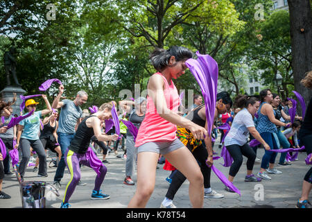 Sportler nehmen an einem Garjana Dance Workout in den Washington Square Park in New York am Donnerstag, 14. September 2017. Das Workout feierten das Ende des Lebensmittel Gipfel, auf dem die Probleme der Global Food Abfall angefahren. Garjana verwendet 'Bollywood'-Stil tanzen bewegt sich in Ihr Training. (© Richard B. Levine) Stockfoto