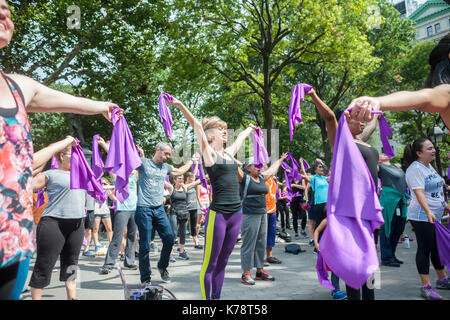 Sportler nehmen an einem Garjana Dance Workout in den Washington Square Park in New York am Donnerstag, 14. September 2017. Das Workout feierten das Ende des Lebensmittel Gipfel, auf dem die Probleme der Global Food Abfall angefahren. Garjana verwendet 'Bollywood'-Stil tanzen bewegt sich in Ihr Training. (© Richard B. Levine) Stockfoto