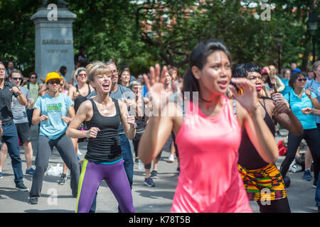 Sportler nehmen an einem Garjana Dance Workout in den Washington Square Park in New York am Donnerstag, 14. September 2017. Das Workout feierten das Ende des Lebensmittel Gipfel, auf dem die Probleme der Global Food Abfall angefahren. Garjana verwendet 'Bollywood'-Stil tanzen bewegt sich in Ihr Training. (© Richard B. Levine) Stockfoto