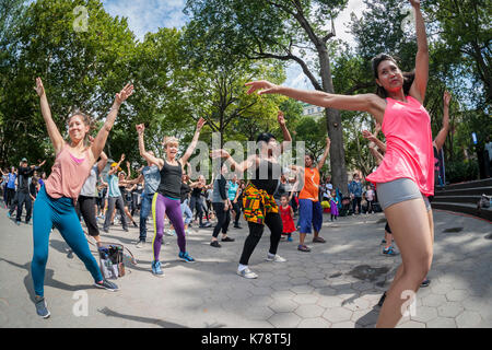 Sportler nehmen an einem Garjana Dance Workout in den Washington Square Park in New York am Donnerstag, 14. September 2017. Das Workout feierten das Ende des Lebensmittel Gipfel, auf dem die Probleme der Global Food Abfall angefahren. Garjana verwendet 'Bollywood'-Stil tanzen bewegt sich in Ihr Training. (© Richard B. Levine) Stockfoto
