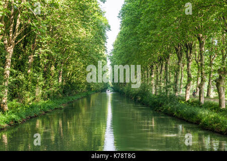 Die von Bäumen gesäumte Canal latéral à la Garonne in der Dordogne im Südwesten Frankreichs. Stockfoto