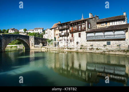 Die Stadt Nérac und der Fluss Petite Baïse in der Region Dordogne im Südwesten Frankreichs. Stockfoto