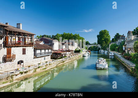 Die Stadt Nérac und der Fluss Petite Baïse in der Region Dordogne im Südwesten Frankreichs. Stockfoto