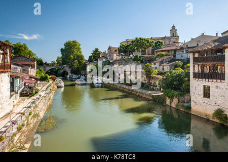 Die Stadt Nérac und der Fluss Petite Baïse in der Region Dordogne im Südwesten Frankreichs. Stockfoto