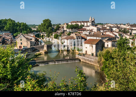 Die Stadt Nérac und der Fluss Petite Baïse in der Region Dordogne im Südwesten Frankreichs. Stockfoto