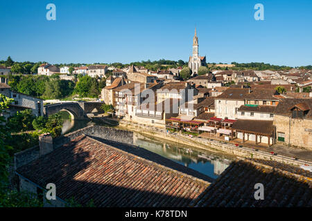 Die Stadt Nérac und der Fluss Petite Baïse in der Region Dordogne im Südwesten Frankreichs. Stockfoto