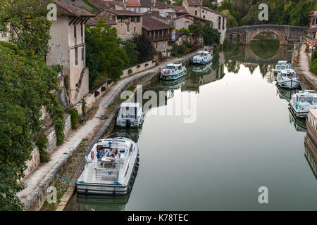 Kanalboote auf dem Fluss Petite Baïse in der Stadt Nérac in der Region Dordogne im Südwesten Frankreichs. Stockfoto