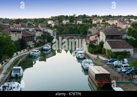 Die Stadt Nérac und der Fluss Petite Baïse in der Region Dordogne im Südwesten Frankreichs. Stockfoto