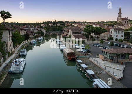 Die Stadt Nérac und der Fluss Petite Baïse in der Region Dordogne im Südwesten Frankreichs. Stockfoto