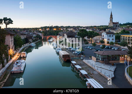 Die Stadt Nérac und der Fluss Petite Baïse in der Region Dordogne im Südwesten Frankreichs. Stockfoto