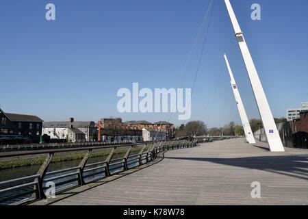 Millennium-Fußweg am Fürstentum-Stadion in Cardiff Wales, Großbritannien. Flusspfad am Fluss Taff Stockfoto