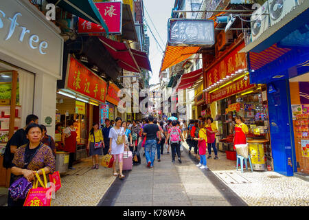 Macao, CHINA - 11. Mai 2017: ein unbekannten Menschen zu Fuß in den Straßen von Macau, befindet sich in der Nähe von Ruinen der St. Pauls, Macau Stockfoto