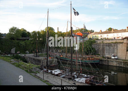 Große Schiff im Dock an der historischen Charlestown Harbour, Cornwall Stockfoto