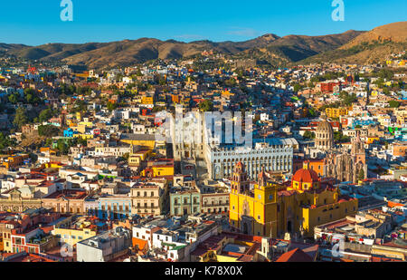 Das bunte Stadtbild der Stadt Guanajuato bei Sonnenuntergang mit seinen bunten Gehäuse und Unsere Liebe Frau von Guanajuato Kathedrale im Zentrum von Mexiko. Stockfoto