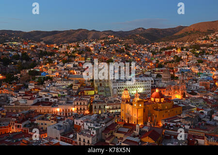 Die Städtischen Skyline der Stadt Guanajuato in der Dämmerung mit der Muttergottes von Guanajuato Kathedrale und der bunten Stadt Zentrum beleuchtet, Mexiko. Stockfoto