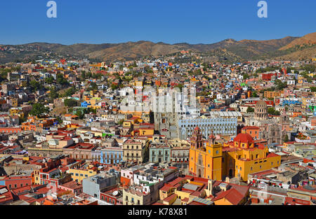 Die bunten Skyline der Stadt Guanajuato tagsüber mit seiner wunderschönen Basilika Unserer Lieben Frau mit orange Farben, Mexiko. Stockfoto