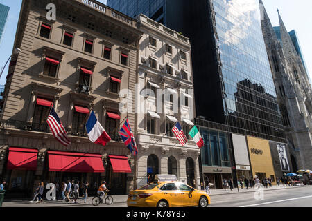 Luxuriöse Geschäfte der Fifth Avenue, New York, USA Stockfoto