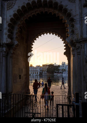 UDAIPUR, INDIEN - ca. November 2016: Tor und der Fußgängerzone mit Zugang zum See Pichola bei Sonnenuntergang in Udaipur Stockfoto