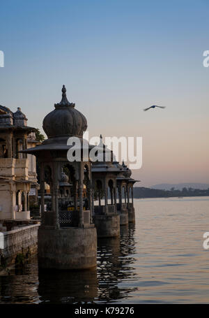 UDAIPUR, INDIEN - ca. November 2016: See Pichola bei Sonnenuntergang in Udaipur Stockfoto