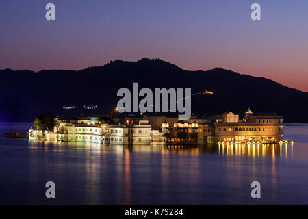 UDAIPUR, INDIEN - ca. November 2016: Lake Palace Hotel früher als Jag Niwas in der Nacht bekannt in Lake Pichola in Udaipur Stockfoto