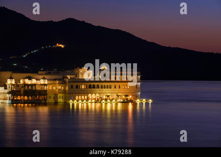 UDAIPUR, INDIEN - ca. November 2016: Lake Palace Hotel früher als Jag Niwas in der Nacht bekannt in Lake Pichola in Udaipur Stockfoto