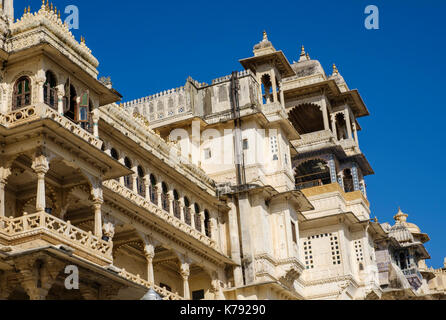 UDAIPUR, INDIEN - ca. November 2016: architektonisches Detail der Stadt Palast in Udaipur Stockfoto