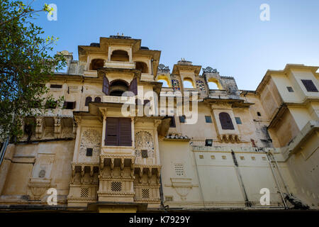 UDAIPUR, INDIEN - ca. November 2016: architektonisches Detail der Stadt Palast in Udaipur Stockfoto