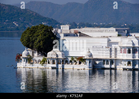 UDAIPUR, INDIEN - ca. November 2016: Lake Palace Hotel früher bekannt als Jag Niwas in Lake Pichola in Udaipur Stockfoto