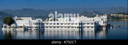 UDAIPUR, INDIEN - ca. November 2016: Panoramablick auf Lake Palace Hotel früher bekannt als Jag Niwas in Lake Pichola in Udaipur Stockfoto