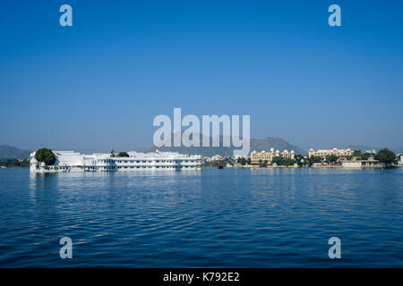 UDAIPUR, INDIEN - ca. November 2016: Lake Palace Hotel früher bekannt als Jag Niwas in Lake Pichola in Udaipur Stockfoto