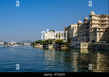 UDAIPUR, INDIEN - ca. November 2016: Blick auf Schloss und See Pichola in Udaipur Stockfoto