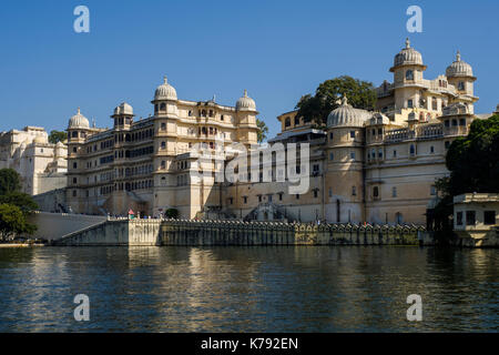 UDAIPUR, INDIEN - ca. November 2016: Blick auf Schloss und See Pichola in Udaipur Stockfoto