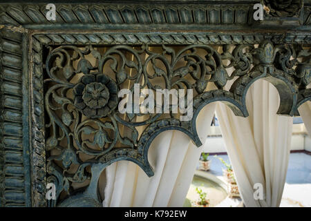 UDAIPUR, INDIEN - ca. November 2016: Detail der aufwendigen Schnitzereien von jagmandir ein luxuriöses Hotel in See Pichola, Udaipur Stockfoto