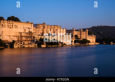 UDAIPUR, INDIEN - ca. November 2016: Blick auf Schloss und See Pichola in Udaipur Stockfoto