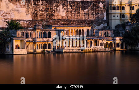 UDAIPUR, INDIEN - ca. November 2016: Detailansicht des Stadtschlosses und Lake Pichola in Udaipur Stockfoto