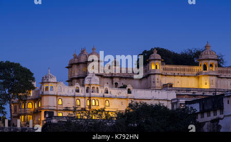 UDAIPUR, INDIEN - ca. November 2016: architektonisches Detail der Stadt Palast bei Nacht in Udaipur Stockfoto