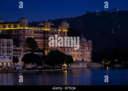UDAIPUR, INDIEN - ca. November 2016: Udaipur City Palace und Lake Pichola in der Nacht in Udaipur Stockfoto