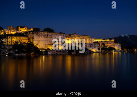 UDAIPUR, INDIEN - ca. November 2016: Udaipur City Palace und Lake Pichola in der Nacht in Udaipur Stockfoto