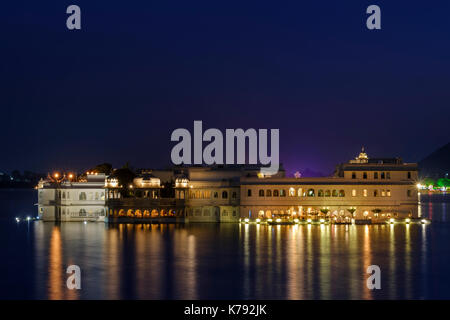 UDAIPUR, INDIEN - ca. November 2016: Lake Palace Hotel früher als Jag Niwas in der Nacht bekannt in Lake Pichola in Udaipur Stockfoto