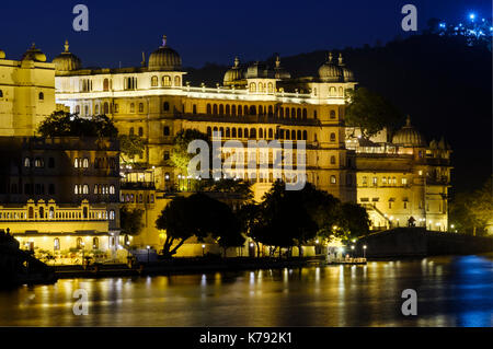 UDAIPUR, INDIEN - ca. November 2016: Udaipur City Palace und Lake Pichola in der Nacht in Udaipur Stockfoto