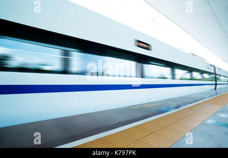 Dynamic High-speed Train, die durch die Plattform Stockfoto