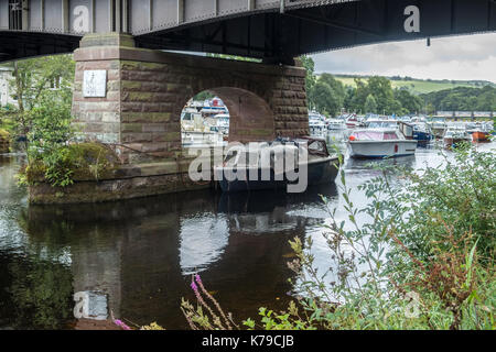 Brücke über den Fluss leven weiter zum Loch Lomond Stockfoto