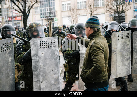 Minsk, Weißrussland - März 25, 2017: Streuung der friedlichen Demonstration. Protest gegen das Dekret 3' auf Verhinderung der sozialen Parasitismus" der Präsident L Stockfoto