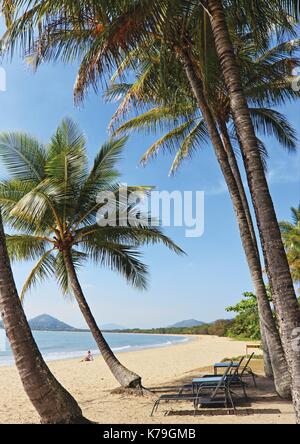 In Palm Cove erwartet Sie eine idyllische tropische Strandlage in Queensland Stockfoto