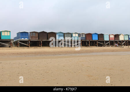 Umkleidekabinen am Strand an einem Strand in Frinton-on-Sea Essex Stockfoto