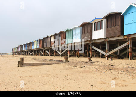 Umkleidekabinen am Strand an einem Strand in Frinton-on-Sea Essex Stockfoto