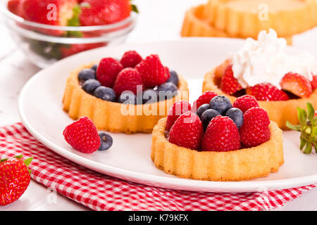 Törtchen mit Waldfrüchten. Stockfoto